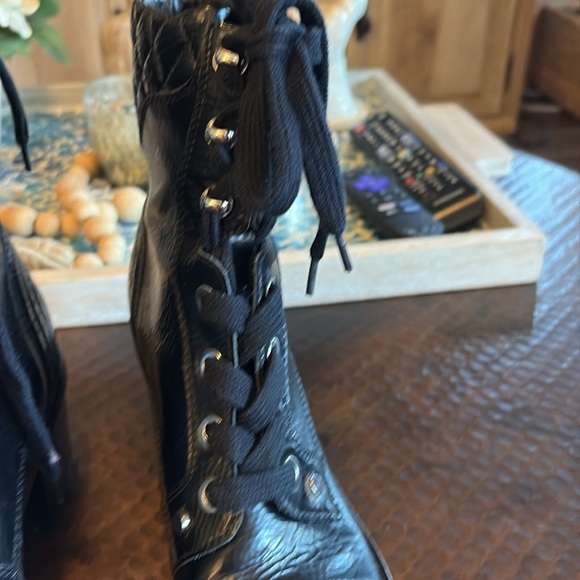 MARC FISHER Crinkled Leather Lace Up Heeled Combat Moto Booties/ Size 8.5M - Picture 9 of 9